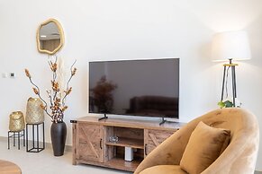 Stunning 1 BR With Pool View in Rawda Apartments