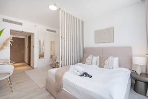 Stylish Studio Sleeps 2 With Balcony