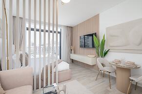 Stylish Studio Sleeps 2 With Balcony