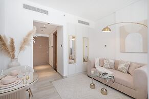 Stylish Studio Sleeps 2 With Balcony