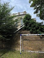 Immaculate 3-bed Cottage in Hampton