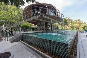 Emerald 211 - Studio With Balcony and Shared Pool
