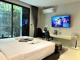 Emerald 211 - Studio With Balcony and Shared Pool