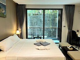 Emerald 211 - Studio With Balcony and Shared Pool