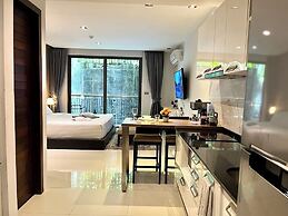 Emerald 211 - Studio With Balcony and Shared Pool