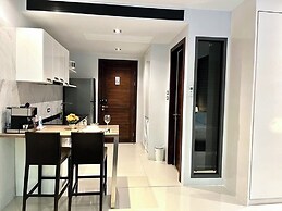 Emerald 211 - Studio With Balcony and Shared Pool