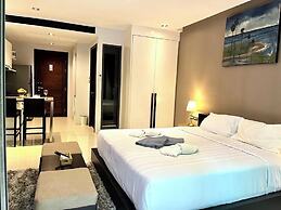 Emerald 211 - Studio With Balcony and Shared Pool