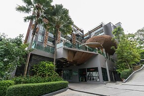Emerald 211 - Studio With Balcony and Shared Pool