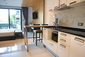 Emerald 215 - Studio With Balcony and Shared Pool