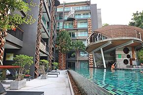 Emerald 215 - Studio With Balcony and Shared Pool