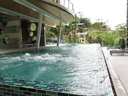 Emerald 215 - Studio With Balcony and Shared Pool
