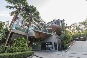 Emerald 215 - Studio With Balcony and Shared Pool