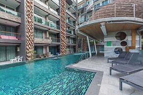 Emerald 215 - Studio With Balcony and Shared Pool