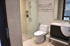 Emerald 215 - Studio With Balcony and Shared Pool