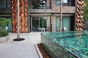 Emerald 215 - Studio With Balcony and Shared Pool
