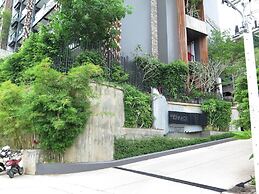 Emerald 215 - Studio With Balcony and Shared Pool