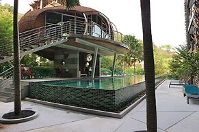 Emerald 215 - Studio With Balcony and Shared Pool