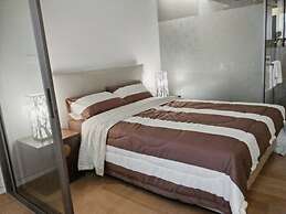 S39- 1 Bedroom Downtown Apt With Balcony and Pool