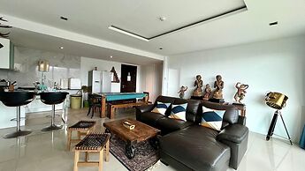 Emerald 702 - Triplex Penthouse With Stunning View