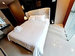 7B - 5 Bedroom Downtown Penthouse With Shared Pool