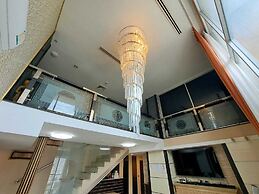 7B - 5 Bedroom Downtown Penthouse With Shared Pool