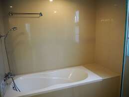 7B - 5 Bedroom Downtown Penthouse With Shared Pool