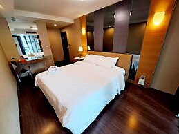 7B - 5 Bedroom Downtown Penthouse With Shared Pool
