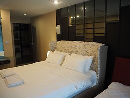 7B - 5 Bedroom Downtown Penthouse With Shared Pool