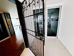 7B - 5 Bedroom Downtown Penthouse With Shared Pool