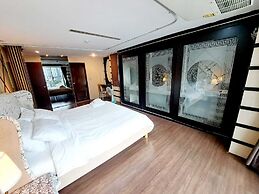 7B - 5 Bedroom Downtown Penthouse With Shared Pool