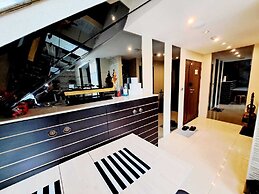 7B - 5 Bedroom Downtown Penthouse With Shared Pool