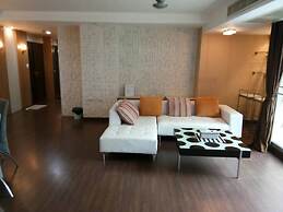 4B - 2 Bedroom Downtown Apartment With Shared Pool