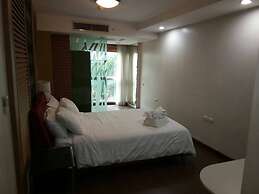 4B - 2 Bedroom Downtown Apartment With Shared Pool