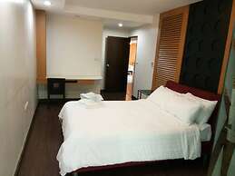 4B - 2 Bedroom Downtown Apartment With Shared Pool