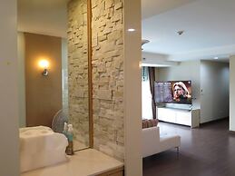 4B - 2 Bedroom Downtown Apartment With Shared Pool