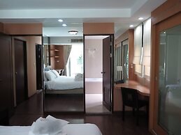 4B - 2 Bedroom Downtown Apartment With Shared Pool