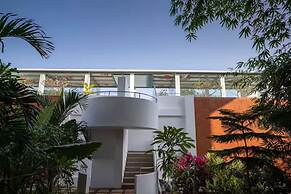 The Coastal Nest - 2BHK by Da Alohas