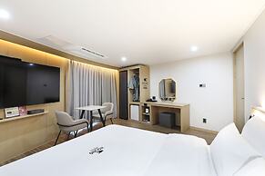 HotelHound Jeonju Junghwasan