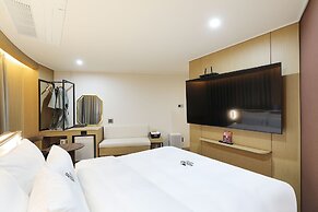 HotelHound Jeonju Junghwasan