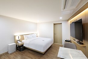 HotelHound Jeonju Junghwasan