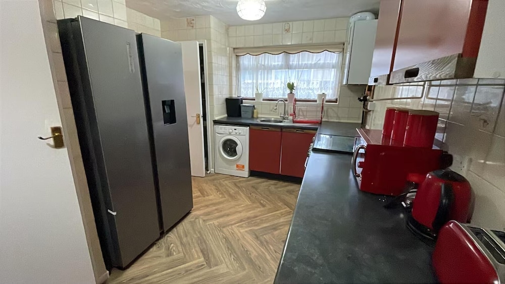 Charming Basildon House With 3 Bedroom Near Town