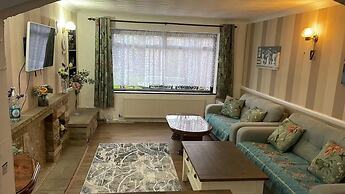 Charming Basildon House With 3 Bedroom Near Town