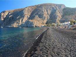 Kamari Sunset Escape With Santorini Views