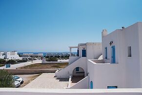 Kamari Sunset Escape With Santorini Views