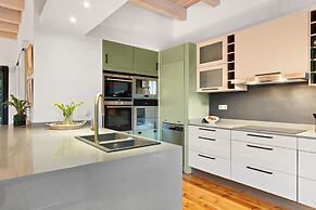 Higgo Crescent Villa
