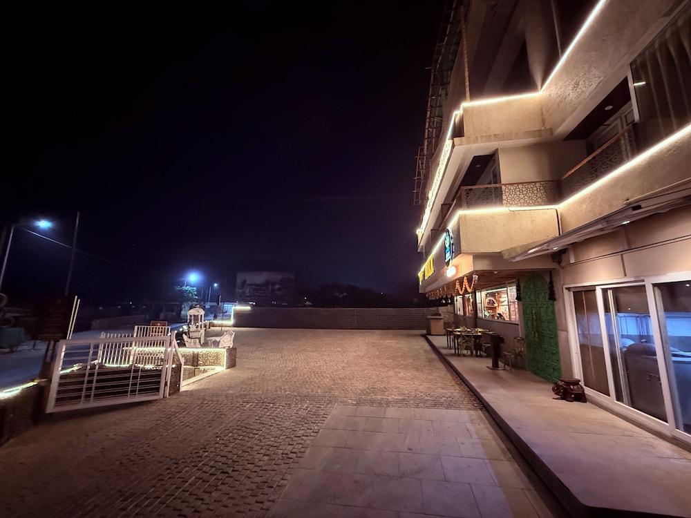 Ikonic Hotel - Bhushi Dam Lonavala