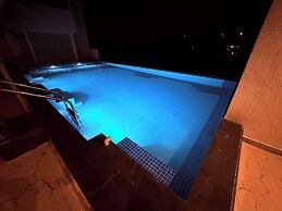 Ikonic Hotel - Bhushi Dam Lonavala