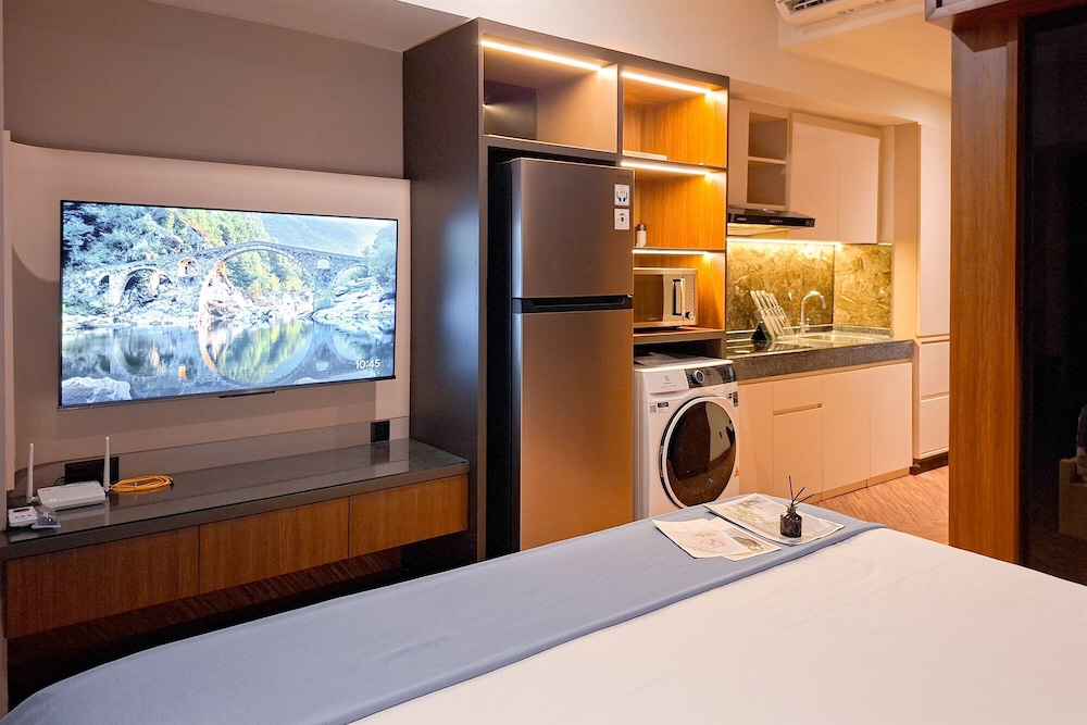 Modern Rustic Studio Apartment At Carstensz Residence