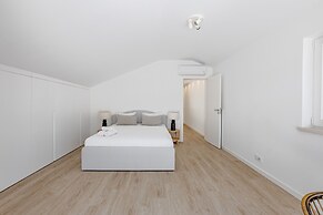 Aroeira Modern Grand Villa by Homing