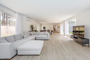 Aroeira Modern Grand Villa by Homing